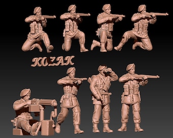 Puede incluir: Un conjunto de ocho soldados de juguete de plástico en varias poses, todos vestidos con uniformes militares y sosteniendo rifles. Los soldados están pintados en un color marrón realista. La palabra "KOZAK" está impresa en letras grandes en el fondo.