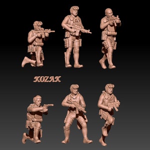 Op de afbeelding: Een verzameling van zes bruine beeldjes die soldaten in verschillende actieposities uitbeelden. Elke figuur is uitgerust met tactische uitrusting, waaronder wapens, vesten en een bril. Het woord "KOZAK" wordt weergegeven in een gestileerd lettertype.