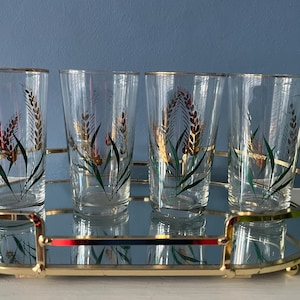 Un magnifique ensemble de 4 petits verres à boire vintage Mid-Century avec motif blé