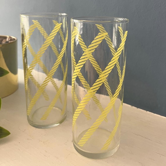 Hohe Gläser im Vintage-Retro-Stil für Saft und Wasser
