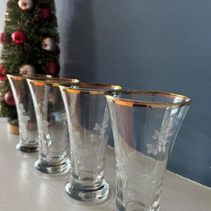 4 vasos vintage para chupitos de jerez con motivos florales blancos y dorados.