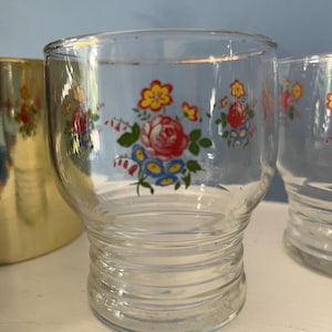 Lot de 5 magnifiques verres à fleurs kitsch vintage du milieu du siècle. Verres à limonade, verres à eau, verres à boire, verres à jus de fruits, années 50