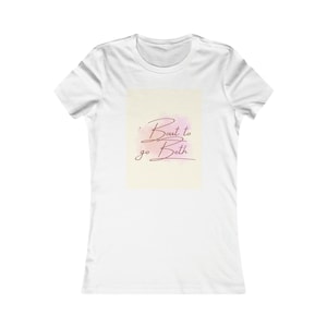 Könnte beinhalten: Weißes T-Shirt mit einem rosa und weißen Aquarelldesign und dem Text "Bout to go Beth" in brauner Schrift.