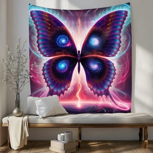 Puede incluir: Un tapiz con una gran mariposa púrpura con patrones de galaxias giratorios en sus alas. La mariposa está sobre un fondo rosa y morado con rayas de luz.