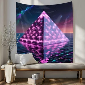 Op de afbeelding: Een wandkleed met een gloeiende roze en paarse piramide die reflecteert in een gerasterd, neonverlicht wateroppervlak. De piramide is geplaatst tegen een donkerblauwe sterrenhemel met een roze en oranje zonsondergang.