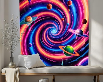 Könnte beinhalten: Ein psychedelischer Wandteppich mit einer wirbelnden Galaxie mit Planeten und Sternen in Pink-, Blau- und Orangetönen. Der Wandteppich hat ein lebendiges, farbenfrohes Design und ist perfekt, um jedem Raum einen Hauch von Verspieltheit zu verleihen.