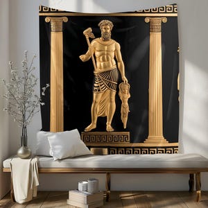 Puede incluir: Un tapiz dorado con fondo negro que representa a un dios griego sosteniendo una pequeña figura. El tapiz está enmarcado por dos columnas doradas con un diseño de llave griega.