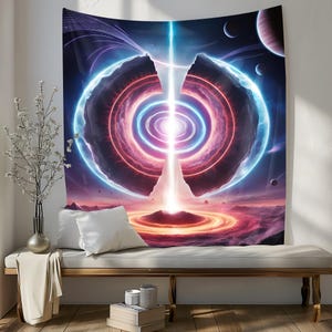 Op de afbeelding: Een wandkleed met een kleurrijk, abstract ontwerp van een draaiende galaxie met een helder licht dat uit het midden straalt. De galaxie wordt omringd door een donkerblauwe achtergrond met sterren en planeten.