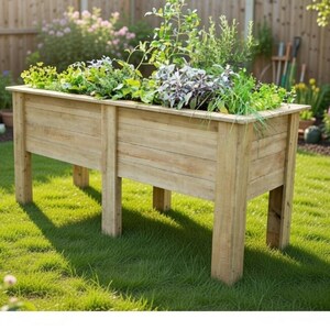 Peut inclure: Un bac de jardinage en bois surélevé rempli de diverses plantes et herbes vertes. Le bac rectangulaire est en bois clair et repose sur quatre pieds robustes. Il est placé sur une pelouse dans un jardin, avec une clôture en bois en arrière-plan.