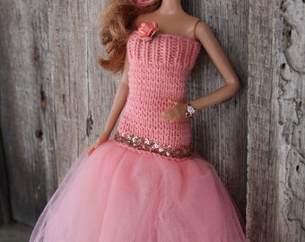 Gebreide jurk met tule voor Barbie pop, zalm