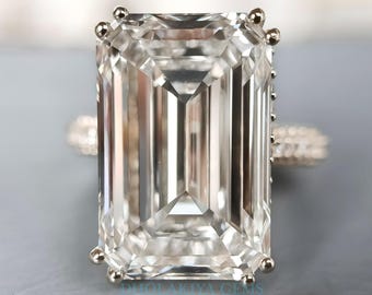 Emerald Cut Lab Grown Diamond-verlovingsring: 10 kt verborgen halo effen, 14 kt goud