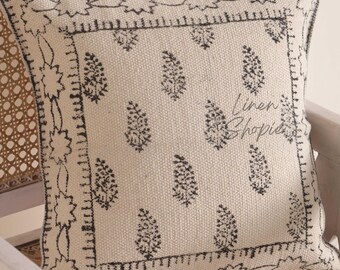 Könnte beinhalten: Ein weißes Kissen mit einem schwarzen Paisley-Muster und einem schwarzen Rand. Das Kissen trägt den Text "Linen Shopie".
