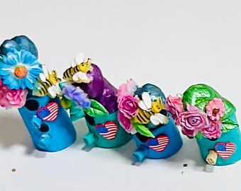 Juego de 2 casitas para pájaros de jardín de hadas con temática patriótica – Detalles florales y de abejorros – Casitas artesanales de Toadstool Cottages