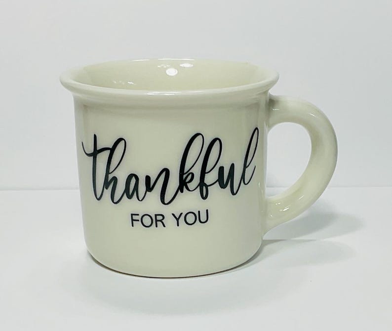 Puede incluir: Taza de cer&aacute;mica color crema con asa curva. La taza presenta las palabras "thankful FOR YOU" en escritura negra. La taza est&aacute; dise&ntilde;ada para bebidas y tiene un borde redondeado.