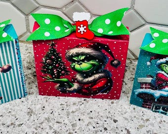 Grinch Christmas Shelf Sitter: Upcycled Wood Holiday Decor