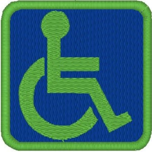 Pode incluir: Símbolo de acessibilidade em cadeira de rodas verde em um fundo quadrado azul com uma borda verde.