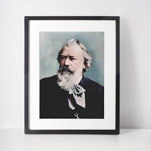 Puede incluir: Un retrato en blanco y negro de un hombre con una larga barba y bigote blancos. Lleva un traje oscuro y una pajarita blanca. El retrato est&aacute; enmarcado en un marco negro.