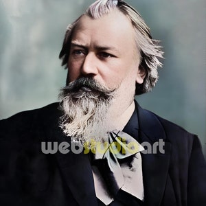 Puede incluir: Un retrato en blanco y negro de un hombre con una larga barba y bigote blancos. Lleva un traje negro con una pajarita blanca y una cadena.