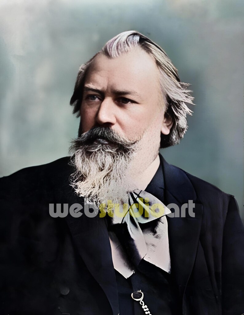 Puede incluir: Un retrato en blanco y negro de un hombre con una larga barba y bigote blancos. Lleva un traje negro con una pajarita blanca y una cadena.