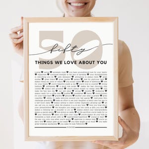 Puede incluir: Un póster de cumpleaños número 50 imprimible con fondo beige y texto negro. El póster enumera 50 cosas que la persona ama de ti. El texto incluye "fifty" en una fuente decorativa y "Things We Love About You" en negrita.