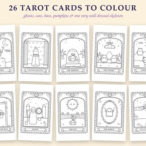 Pu&ograve; includere: Un set di 26 carte dei tarocchi da colorare con disegni a linee bianche e nere di fantasmi, gatti, pipistrelli, zucche e uno scheletro. Il testo recita 26 TAROT CARDS TO COLOUR, ghosts, cats, bats, pumpkins & one very well-dressed skeleton.