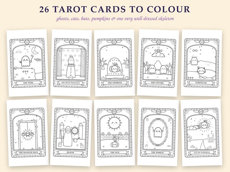 Pu&ograve; includere: Un set di 26 carte dei tarocchi da colorare con disegni a linee bianche e nere di fantasmi, gatti, pipistrelli, zucche e uno scheletro. Il testo recita 26 TAROT CARDS TO COLOUR, ghosts, cats, bats, pumpkins & one very well-dressed skeleton.