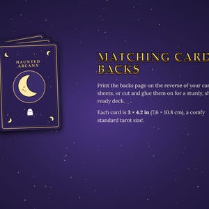 Op de afbeelding: Een stapel donkerpaarse kaarten met de tekst Haunted Arcana, een gele maansikkel en een klein spookicoontje. De tekst luidt: Matching Card Backs. Print de achterkant op uw kaartvellen. Elke kaart is 7,6 x 10,8 cm groot.