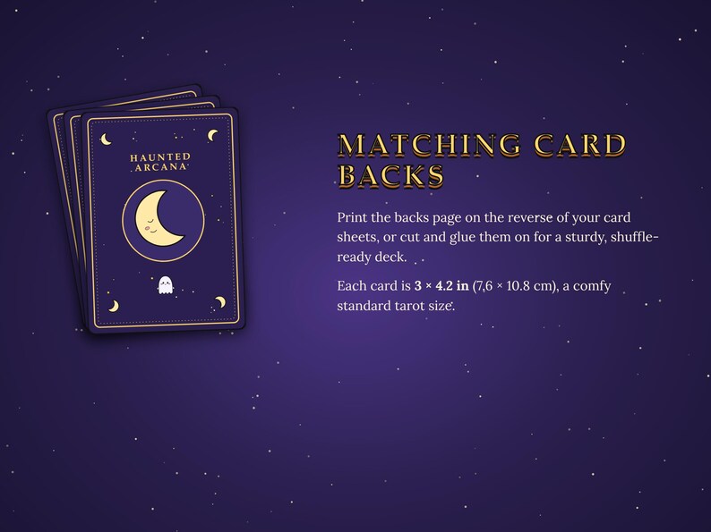 Op de afbeelding: Een stapel donkerpaarse kaarten met de tekst Haunted Arcana, een gele maansikkel en een klein spookicoontje. De tekst luidt: Matching Card Backs. Print de achterkant op uw kaartvellen. Elke kaart is 7,6 x 10,8 cm groot.