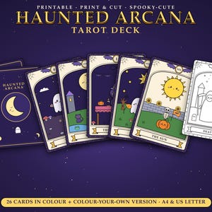 Op de afbeelding: Een Haunted Arcana tarotdeck met 26 printbare kaarten in kleur en een versie om zelf in te kleuren. De kaarten tonen cartoonachtige illustraties van geesten, pompoenen, skeletten en de zon, met teksten zoals The Sun en Death.