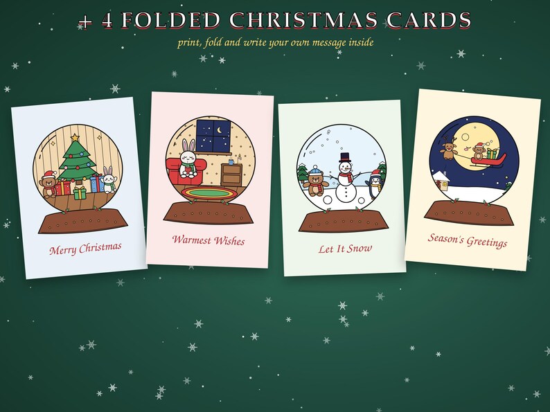 Pu&ograve; includere: Quattro biglietti di Natale pieghevoli con illustrazioni di palle di neve. I biglietti mostrano scene con un albero, un coniglio in una stanza, un pupazzo di neve con animali e una renna che traina una slitta. Testo: Merry Christmas, Warmest Wishes, Let It Snow, Season's Greetings.