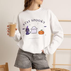 Felpa di Halloween, girocollo Stay Spooky Ghost Cat Pumpkin, maglione di Halloween Kawaii immagine 1