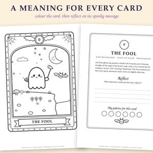 Pu&ograve; includere: Una doppia pagina di un libro da colorare intitolata A MEANING FOR EVERY CARD. La pagina sinistra mostra un'illustrazione di una carta dei tarocchi con un fantasma etichettato THE FOOL. La destra contiene testo, una riflessione e sei cerchi.