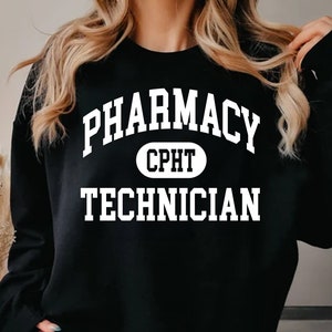 Puede incluir: Sudadera negra con texto blanco que dice "Pharmacy CPH Technician".