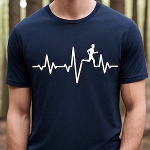 Puede incluir: Una camiseta azul marino con un gráfico blanco de una persona corriendo dentro de un latido del corazón.