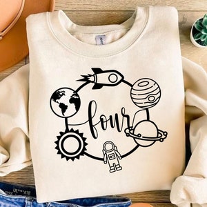 4e anniversaire espace sur le thème Svg espace anniversaire Svg astronaute fête d'anniversaire mignon 4e anniversaire espace Svg planète Svg Cricut et Silhouette