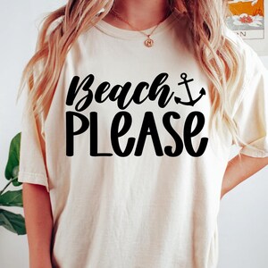 Könnte beinhalten: Ein weißes T-Shirt mit dem Text "Beach Please" in schwarzen Buchstaben und einem kleinen Anker-Symbol.