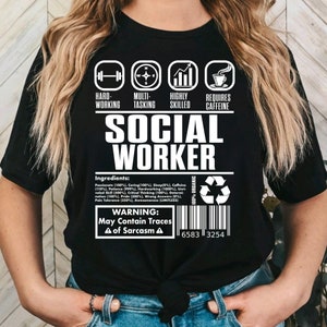 Pode incluir: Camiseta preta com texto branco que diz "Assistente social" e um gráfico de um rótulo com os ingredientes e o aviso: "Pode conter vestígios de sarcasmo".