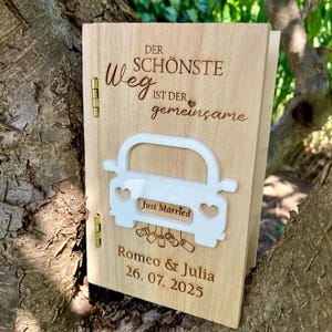 Geldgeschenk zur Hochzeit mit Auto | personalisiert | Holzbox Wunscherfüller | mit Reagenzglas und Strauß aus Trockenblumen
