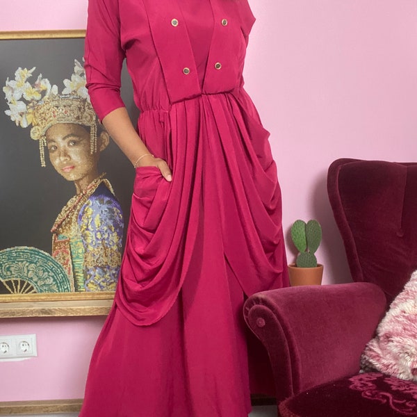 Vintage viscose jurk | frambozen roze rood | dramatische look | maxi jurk | lange mouwen | gouden knopen | eighties