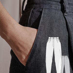 Puede incluir: Un patrón de costura para pantalones de uso diario. El patrón se muestra en un pantalón vaquero negro con un bolsillo.