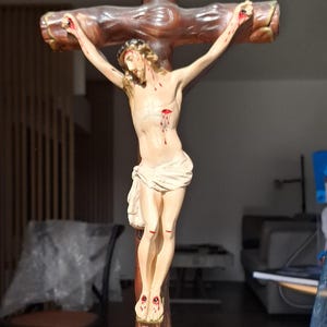 Statue Crucifix / Jesus Christ in polychrome plaster - Large size.