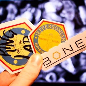 Adesivi Bones TV Show: King of the Lab. Regali per gli amanti delle serie TV. Amanti di Bones e antropologi. Studenti di antropologia. Adesivi fatti a mano