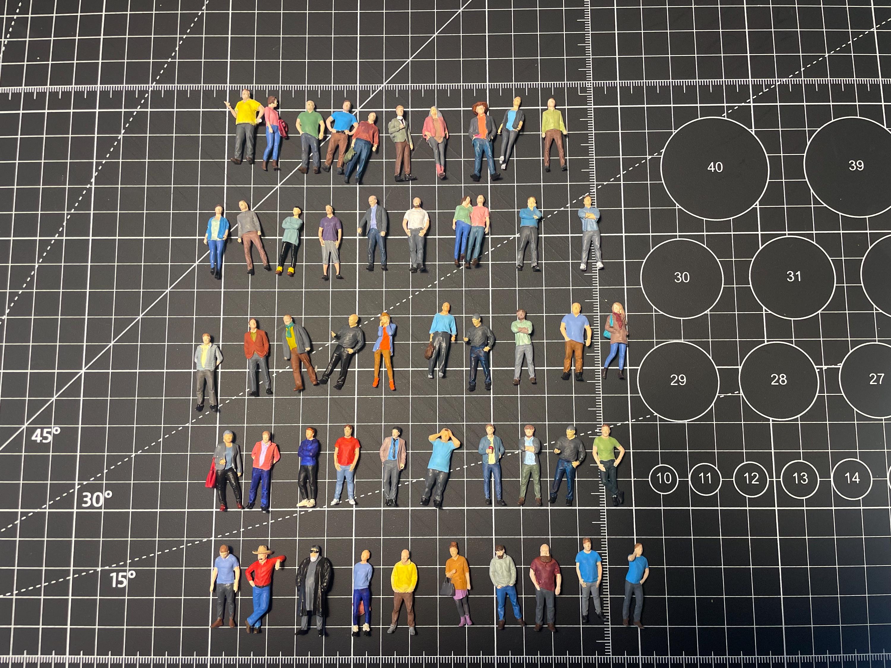 MKTOLHU Lot de 50 figurines en plastique à l'échelle 1:32, coloriage manuel, poses assises et debout, couleurs aléatoires pour trains de calibre G, diorama, décoration de paysage