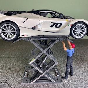 1:18 Scale Scissor Car Lift – Garage Hoist Ramp Jack for Workshop Diorama or Display Elevastor TOY