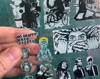 Juego de calcomanías de grafiti: 23 pegatinas mate a escala 1/64 y 1/43, realistas para garajes, dioramas y fondos.