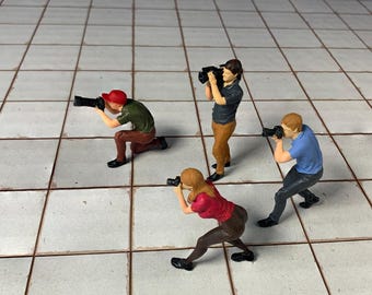 Diorama 1-43 com grandes fotógrafos, conjunto com 2 fotógrafos (homem e mulher), selfies e figuras de pessoas fotografando carros.