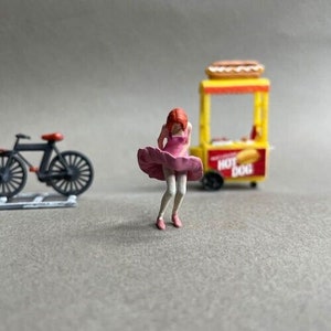 1/64 scale diorama people woman in a dress for mini Scene