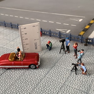 1-64 diorama big photographers set cameraman woman photographer, selfies, photographer with camera figures of people taking pictures of cars