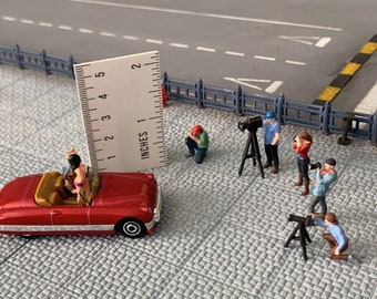 1-64 diorama big photographers set cameraman woman photographer, selfies, photographer with camera figures of people taking pictures of cars