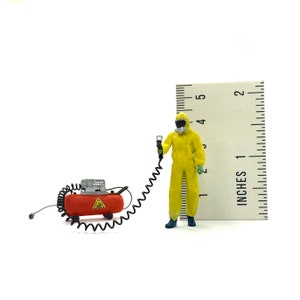 1/43 Scale Auto Painter Figure with Compressor for Dioramas